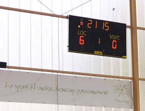 Tableaux chrono et score dans le gymnase de Loudéac